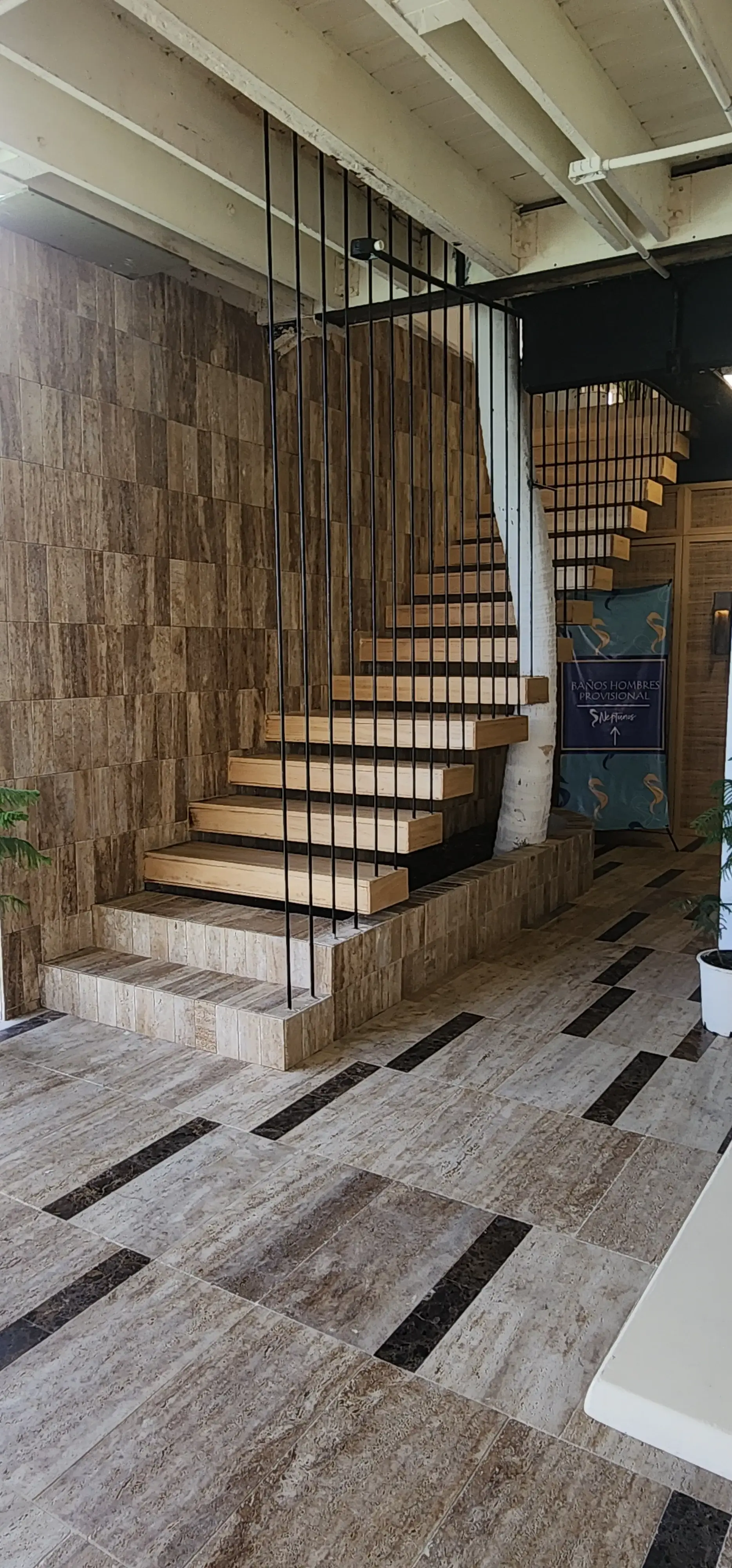 Escalera Rest. Neptuno